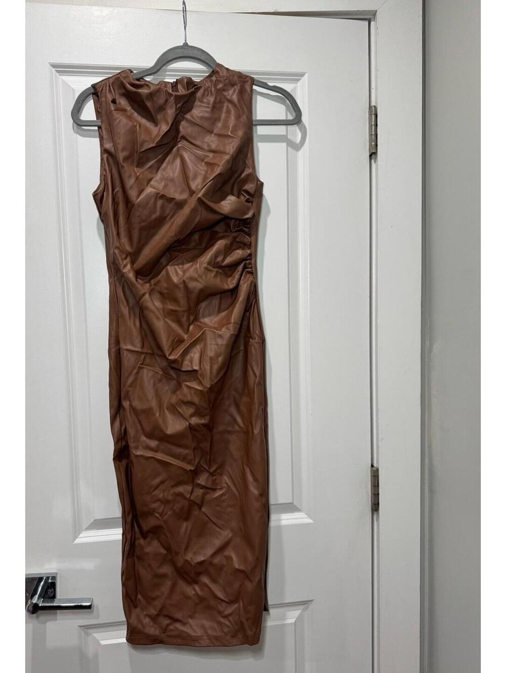 Brown fitted dress - Picture 2 of 5